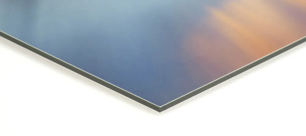 How to hang aluminium prints for maxium visual impact. Photo metal print edge close-up. 