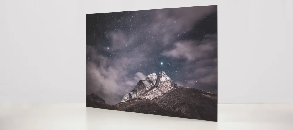 How to hang aluminium prints for maxium visual impact. Photo metal print with mountains. 