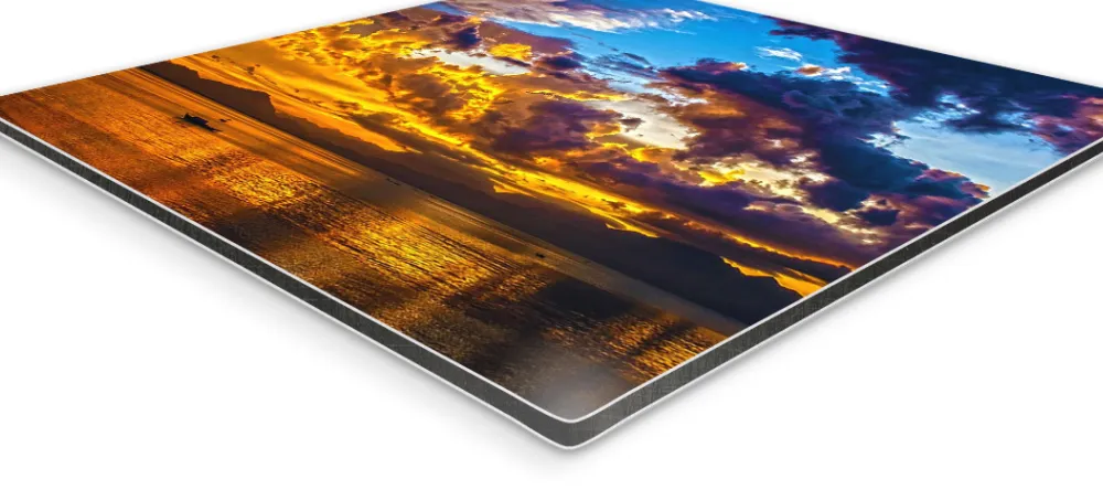 What is an aluminium print. Side view of aluminium composite panel.