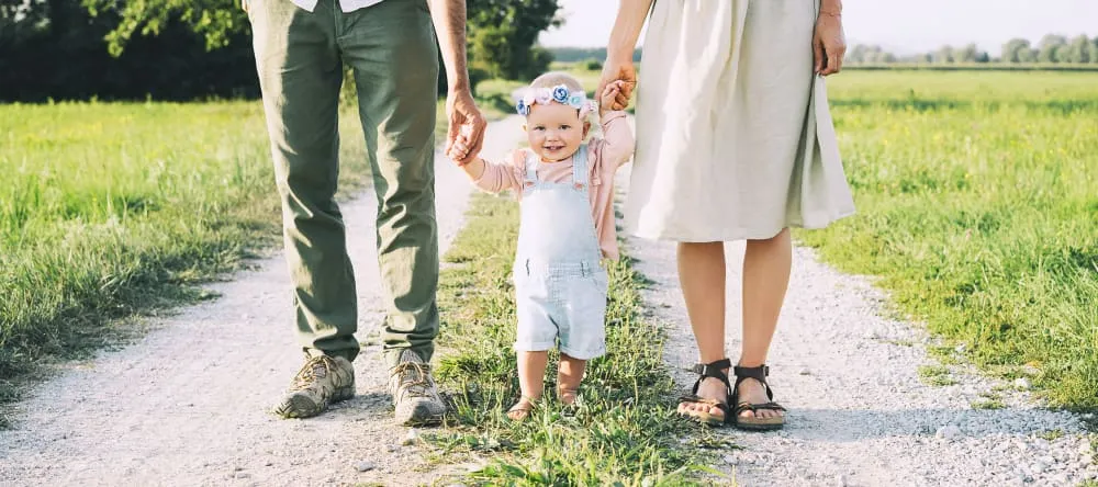 Nursery Wall Art: How to Get It Right. Smiling baby together with parents. 