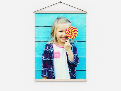 Wall store hanging pictures